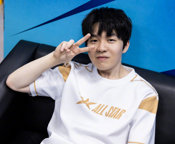 它真的进化了！Kanavi Wei 坚决锁定了她的兄弟，女枪将输出拉到最大，帮助 Top Esports 赢得了第一局